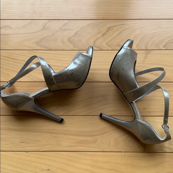 Carlos By Carlos Santana silver open toe pumps - Picture 4 of 4